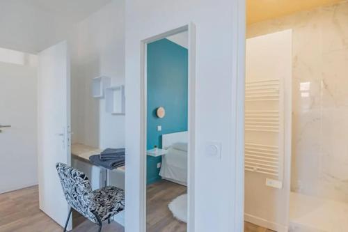 - une chambre avec une table et une chaise dans l'établissement Longchamp - T2 - 10 min de St Charles, à Marseille