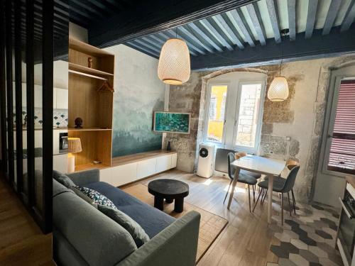 - un salon avec un canapé et une table dans l'établissement Le Bucolique - Cœur Vieille-ville d'Annecy, à Annecy