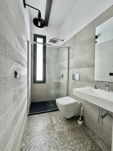 a bathroom with a toilet and a sink and a shower at Piso con patio,mascotas aptas in Alcalá de Guadaira