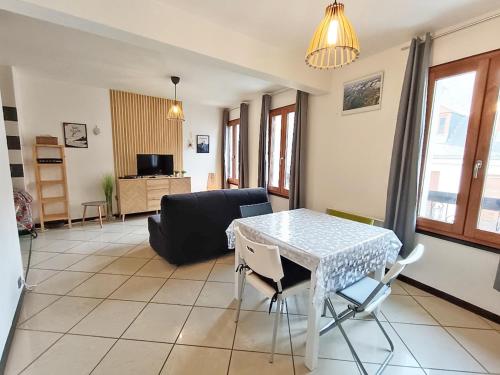 un salon avec une table et un canapé dans l'établissement Le Louchonnais, T2, wifi, 4 personnes, à Luchon