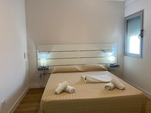 een slaapkamer met een bed met 2 kussens erop bij El Rincón de Valentina 4B in Las Palmas de Gran Canaria
