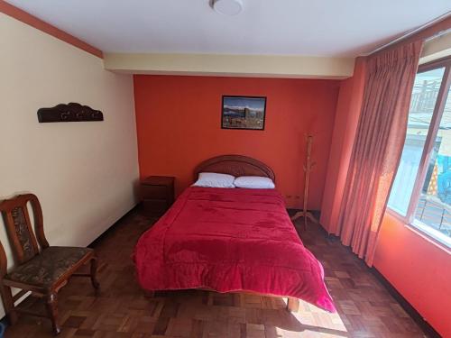 - une chambre rouge avec un lit et une couverture rouge dans l'établissement Yati Hostal, à La Paz
