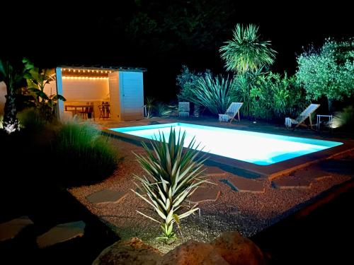 uma piscina num quintal à noite em Maison d'exception Girondine em La Lande-de-Fronsac