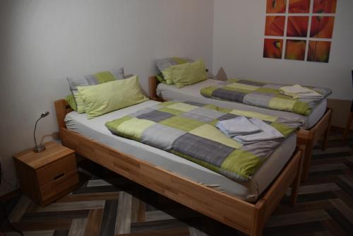 two beds sitting next to each other in a room at Ferienwohnung Am Steigerwaldrand in Sugenheim