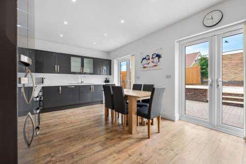a kitchen and dining room with a table and chairs at 3 Bedroom Bungalow with Garden and Parking in Radcliffe on Trent