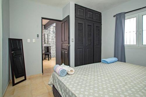 um quarto com uma cama com duas almofadas em One Bedroom Apartment Center of Sosua Fast WIFI em Sosúa