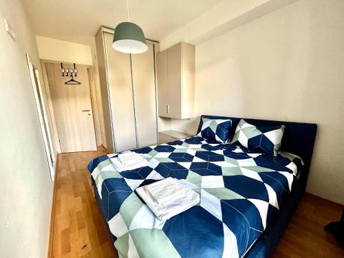 Una cama o camas en una habitación de The Home Away from Home