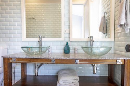 een badkamer met 2 wastafels en een spiegel bij Villa #1 - Blue Venao, Playa Venao in Playa Venao