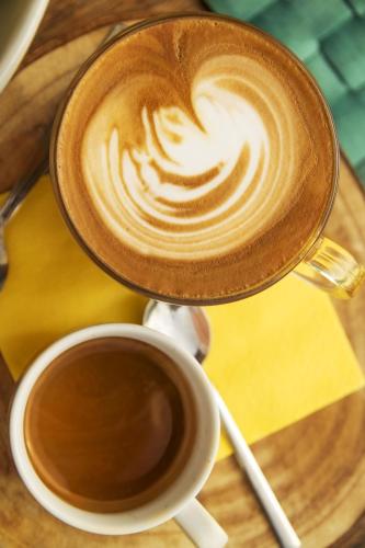 two cups of coffee on a wooden table at Agriturismo Montefabbrello in Magazzini