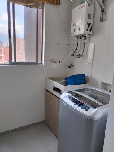a small kitchen with a sink and a washing machine at Apartamento Sabaneta Antioquía in Sabaneta