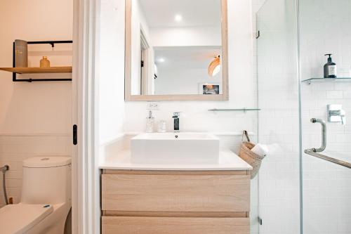 uma casa de banho com um lavatório e um chuveiro em Blue Venao CONDO APARTMENT C32 em Playa Venao