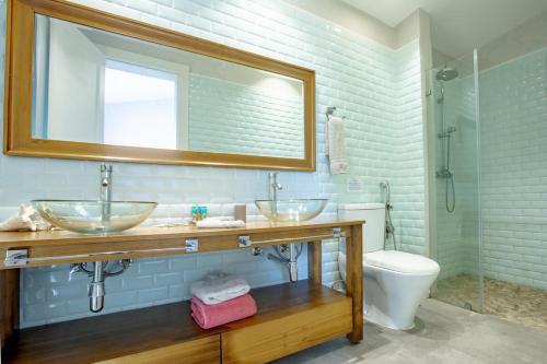 ein Badezimmer mit zwei Waschbecken und einem WC in der Unterkunft Villa #35 - Blue Venao, Playa Venao in Playa Venao