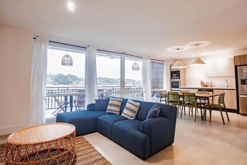 un soggiorno con divano blu e una cucina di Blue Venao CONDO APARTMENT C22 a Playa Venao