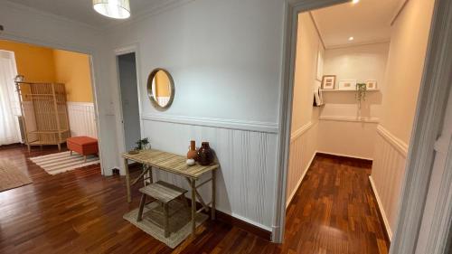 un pasillo con una mesa en el medio de una habitación en Pleno centro de Bilbao, en Bilbao