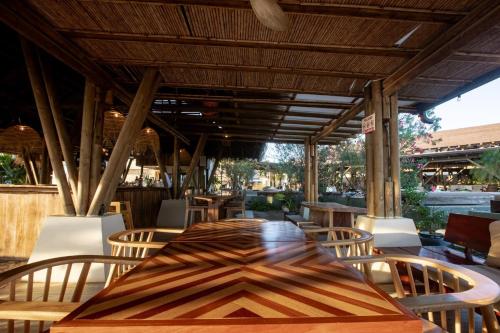 Un restaurante u otro lugar para comer en Blue Venao CONDO APARTMENT C21