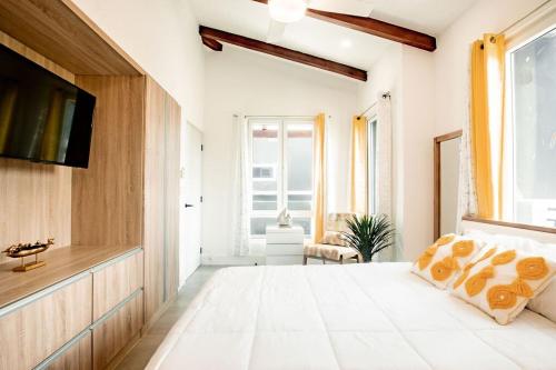 1 dormitorio con 1 cama grande y TV de pantalla plana en Blue Venao PENTHOUSE APARTMENT B, en Playa Venao