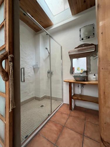eine Dusche mit Glastür im Badezimmer in der Unterkunft Casa Rural Única en Xàtiva in Xàtiva