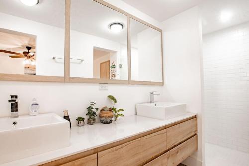 ein Badezimmer mit 2 Waschbecken und einem Spiegel in der Unterkunft Blue Venao CONDO APARTMENT D11 in Playa Venao