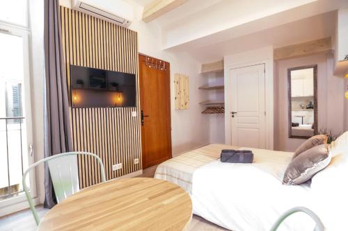 アンティーブにあるStudio Vieil Antibes Proche Merのベッド2台とテレビがあるホテルの部屋