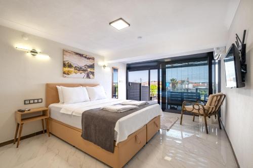 ein Hotelzimmer mit Bett und Balkon in der Unterkunft Select Cunda Guest House - Sea View Room with Private Veranda in Cunda Island in Ayvalık