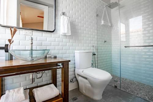 ein Badezimmer mit einem WC und einem Glaswaschbecken in der Unterkunft Villa #14 - Blue Venao, Playa Venao in Playa Venao
