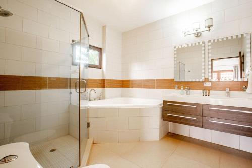 y baño con ducha, lavabo y aseo. en OceanView 2 Floor Villa Private Pool Villa Larisa in Andromeda Pedasi en Pedasí Town
