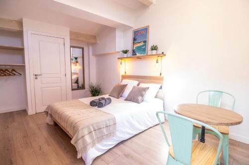 アンティーブにあるStudio Vieil Antibes Proche Merのベッドとテーブルのある寝室