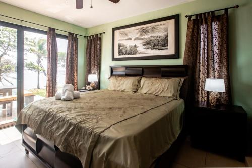 מיטה או מיטות בחדר ב-Super Private Beachfront 3BR Villa with Infinity Pool Andromeda Pedasi