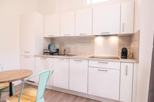 Parking inclus Vieil Antibes 200m mer Climatise Studio 2 personnes