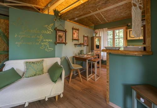 a living room with a couch and a table at Chalet i Poggetti in Torretta