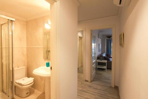 La salle de bains est pourvue de toilettes et d'un lavabo. dans l'établissement Apartamento Playa Surf by costablancarent, à Dénia