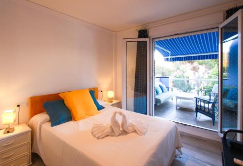 a bedroom with a bed and a balcony with a view at Apartamento Playa Surf by costablancarent in Denia