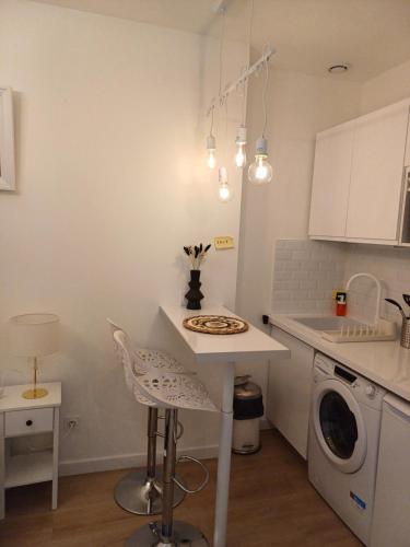 - une cuisine avec une table et une pizza dans l'établissement *Cazotte Zola *, à Dijon