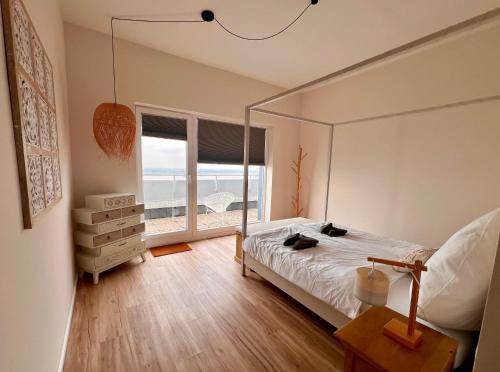 una camera con un letto e un grande specchio di COAST HOUSE Sky Suite a Bremerhaven