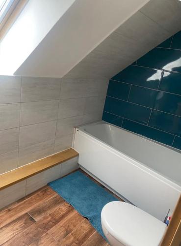 une salle de bain avec toilettes et baignoire dans l'établissement maison proche du circuit des 24H, au Mans