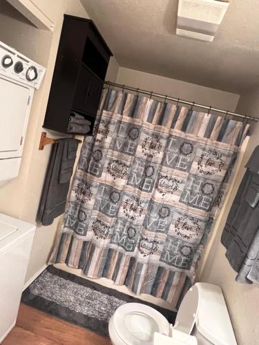 Un baño de Beautiful downtown Anchorage 1