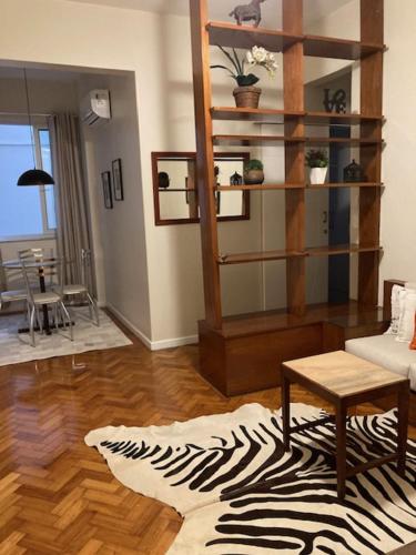 una sala de estar con una alfombra de cebra en el suelo de madera en COPANEMA - Próximo Ipanema Arpoador, en Río de Janeiro