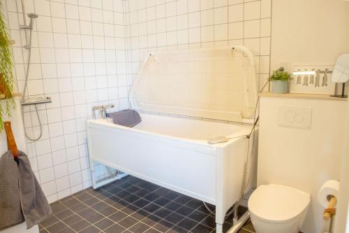 Sandur的住宿－Luxury cottage - in amazing surroundings，带卫生间的浴室内的白色浴缸
