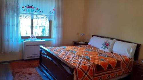 En eller flere senge i et værelse på Kristi House