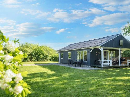 Κήπος έξω από το 5 person holiday home in Bording-By Traum