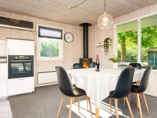 Η κουζίνα ή μικρή κουζίνα στο 5 person holiday home in Bording-By Traum