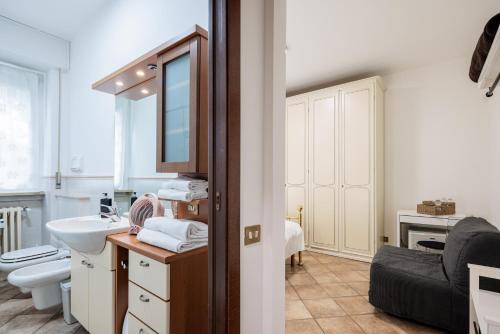 a bathroom with a sink and a toilet at Affittacamere Casa Emilia Foresteria Lombarda in Ponte San Pietro