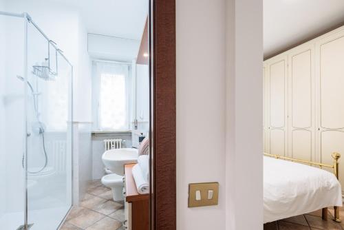a bathroom with a toilet and a shower at Affittacamere Casa Emilia Foresteria Lombarda in Ponte San Pietro