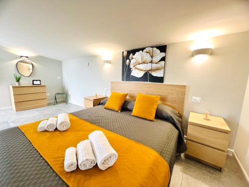 ein Schlafzimmer mit einem großen Bett mit Handtüchern darauf in der Unterkunft Piante del Principe in Carini