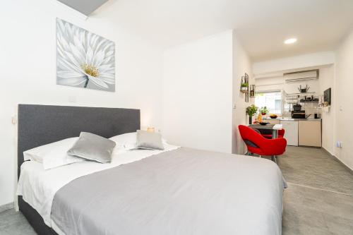 Un pat sau paturi într-o cameră la Lapad Sunshine Apartment