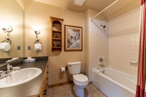 y baño con lavabo, aseo y bañera. en Dakota Lodge #8524 by Summit County Mountain Retreats, en Keystone