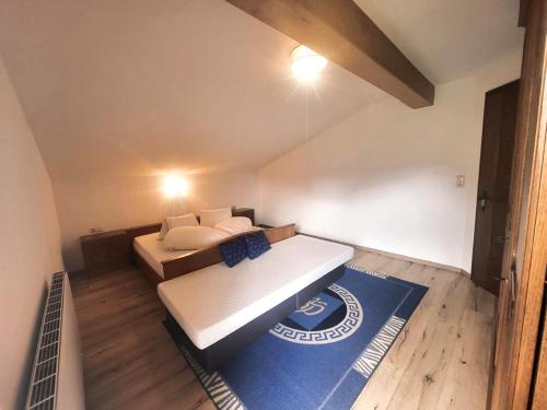 Piccola camera con letto e tappeto blu di Honsnerhof a Finkenberg