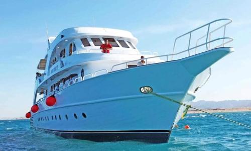 un barco azul y blanco en el agua en hurgada, en Hurghada