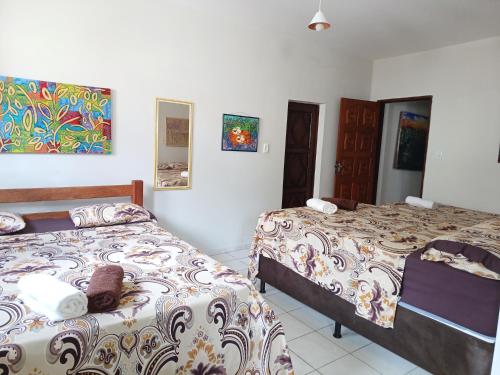 1 dormitorio con 2 camas y un cuadro en la pared en Casa super arejada no melhor de Miramar, en João Pessoa