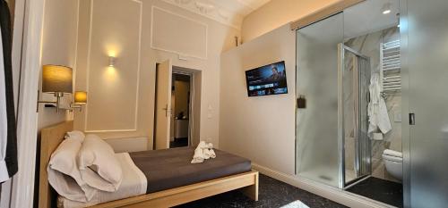 Camera piccola con letto e doccia di Room Roma Nazionale a Roma